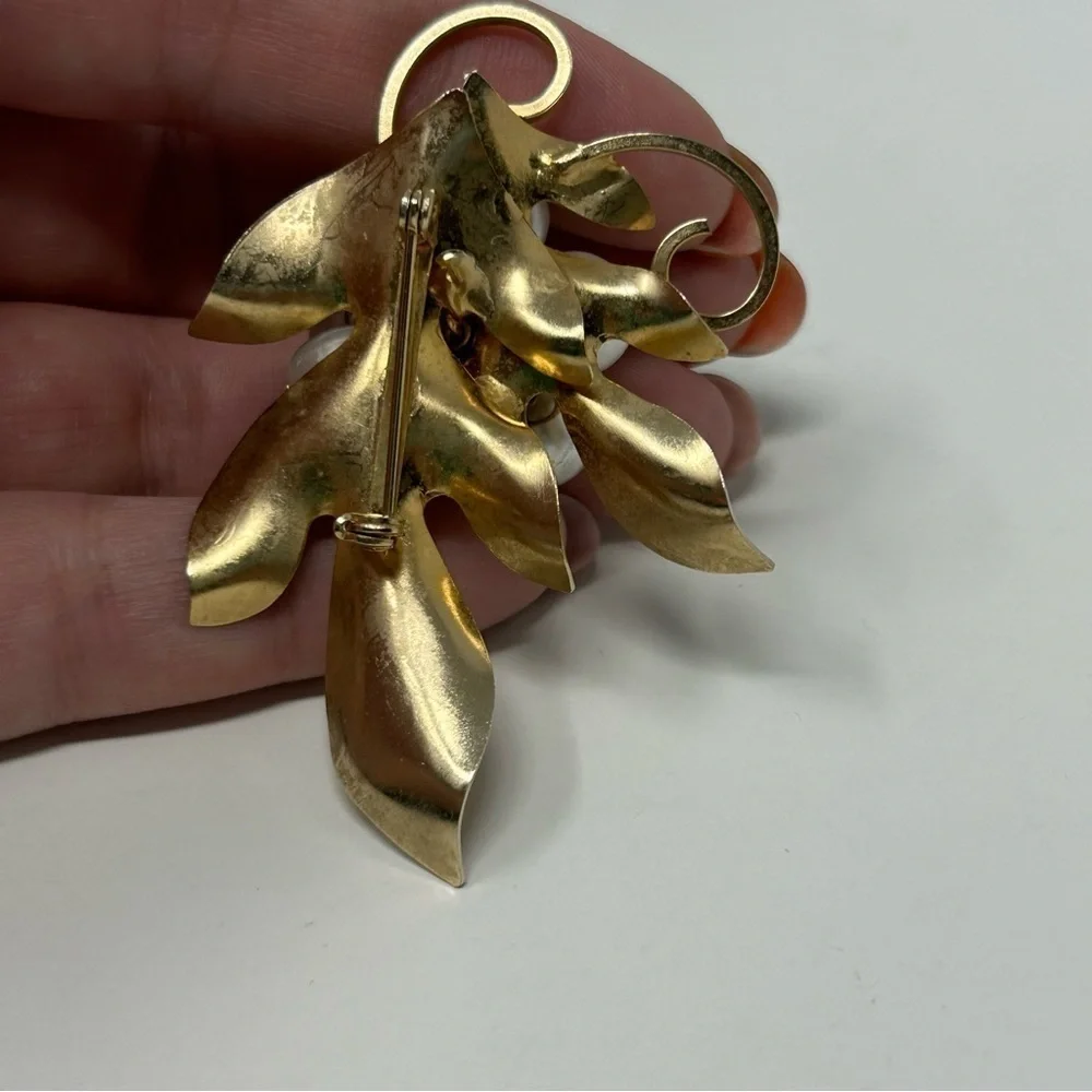 Vintage Statement Faux Pearl Cluster Gold Tone Leaf Brooch Swirl Textured